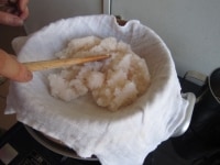 蒸し器にぬれ布巾を敷き、蒸らした道明寺粉を入れて10分蒸します。
