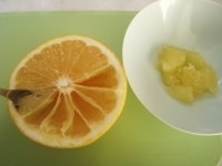 グレープフルーツは半分に切り、スプーンなどを使って果肉を取り出します。