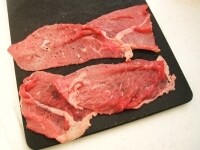 牛肉を広げ、塩とブラックペッパーを全体に振って下味をつけます。