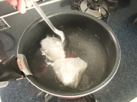 鍋に水を入れて沸騰させ、穀物酢を加えます。静かに卵を割り入れて2分程そのまま加熱します。<br />