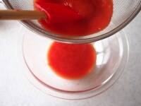 トマト缶はミキサーでジュース状にし、ザルで漉しておきます。