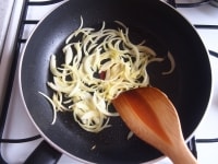 フライパンにオリーブオイルを敷き、玉葱を加えて弱火でしんなりして粘り気が出るまで炒めます。