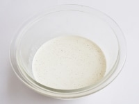 生クリームと牛乳は耐熱容器に入れて、電子レンジで1分半加熱し、塩こしょうを加えます。<br />