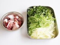 タコは一口大のそぎ切りにします。クレソンと水菜は3cm程度の長さに切り、セロリは筋をとり、太めの千切りにします。タコと野菜はよく混ぜ合わせて、器に入れておきます。<br />