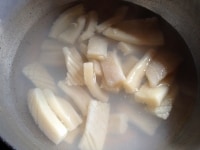 イカは表面を格子状に切り、一口大に切る。鍋に湯を沸かし、イカをさっと茹でる。<br />