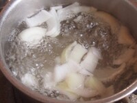 &nbsp;鍋にお湯を沸かし、沸騰したらざく切りにした新たまねぎを入れる。新たまねぎが透明になるまで、さっとゆでてざるに取る。