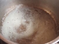 ２をふたのできる鍋に入れて弱めの中火にかけ、バターを加えてよく撹拌する。味を見つつ、塩で調味する。