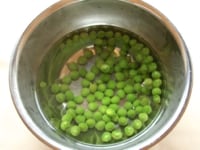 茹でたお湯ごとボール等に移し、そのままグリーンピースを冷まします。