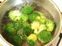 ブロッコリーを、沸騰したお湯で約2分間、塩茹でします。