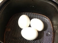 バスケットに卵を入れて本体にセットし、200度で5分加熱し、そのまま12～15分蒸らす。<br />