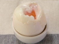200度で4分加熱後、すぐに冷水に1分つけて冷ませば、とろとろ半熟卵になる。<br />