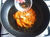 フライパンにオリーブオイル、８）を加えて弱火で粘り気がでるまで炒め、砂糖、塩、酢を加えて混ぜ合わせます。