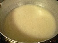 (画像は一昼夜経過したもの)<br />
<br />
加熱して、砂糖と、塩少々を加える。<br />
<br />
熱々を茶碗に注ぎ、お好みでおろし生姜かしぼり汁を落とす。箸で混ぜながらいただく。 <br />