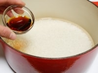 米は３０分以上前に研いでざるにあけて水気をきっておく。鍋に入れて水２合・酒・塩・薄口しょうゆを加えて混ぜておく。