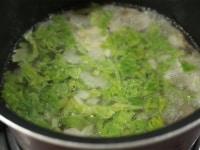 水とコンソメ、セロリの葉の部分を入れ、煮立ったら、塩で味を調えます。器に盛りつけ、ブラックペッパーをお好みで振りかけてください。