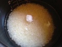 炊飯器でお米を炊く。炊くときに、ココナッツオイル小さじ1/2を加え、スイッチオン。<br />