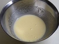 別のボウルにサラダ油と砂糖を合わせ、砂糖が溶けるまで泡立て器ですり混ぜます。卵を割りほぐし加え、よく混ぜ合わせます。次に細かく切ったピクルスも加え混ぜ合わせます。