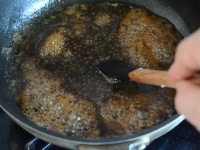肉汁の残ったフライパンの中に、和風ソースの材料を合わせて火にかけ、軽く煮詰めてソースを作ります。先に器に盛り付けたハンバーグにかけて完成です。