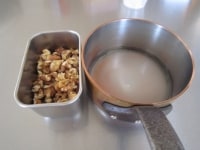 厚手の鍋に砂糖と水を用意します。くるみは手で適当な大きさに割っておきます。<br />