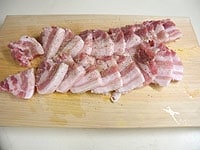 豚肉は1cmに幅に切り、塩コショウをします。<br />