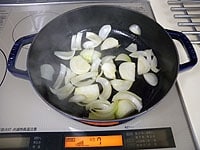 3の鍋に玉ねぎをさっと炒め、塩、胡椒をふります。<br />