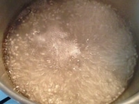 鍋にたっぷりの湯を沸かし、タピオカを茹でる（15分～30分、タピオカの粒の大きさにより茹で時間が異なるので、袋の表示にしたがってください）。器に、大さじ1ほどのゆでたタピオカを入れ、2のぜんざいを上からかける。<br />