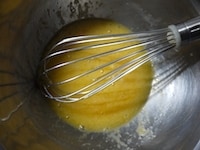 ボウルにグラニュー糖、卵を入れ、グラニュー糖のざらざらがなくなるまで、泡立て器でよく混ぜます。