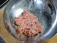 ボウルに汁気を軽く切ったホタテ、豚ひき肉、れんこん、しょうが、醤油、塩、こしょう、砂糖、ごま油を入れて粘りが出るまでしっかりと混ぜ合わせる。<br />
ほうれん草は塩、油（分量外）少々を入れた熱湯で茹で、水気を切る。食べやすい長さに切り、器に盛る。<br />
<br />