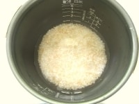 白米と玄米を合わせとぎます。水は捨てておきます。<br />