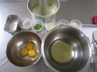 材料を揃えます。卵は卵黄と卵白に分け、卵白は冷やしておきます。