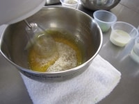 ボウルに卵黄を入れ、軽く溶きほぐしてから、きび砂糖35gを入れて、ハンドミキサー高速で1分30秒混ぜます。