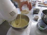 豆乳を3回に分けて入れ、1回入れるごとに低速で20秒ずつ混ぜます。