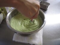 粉が全部入ったら、ゴムべらでボウルのまわりをはらい、さらに15～20回混ぜます。