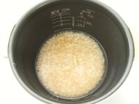 白米と玄米を合わせてとぎます。水は捨てます。