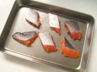 生鮭を皮をつけたまま一口大に切り、バットなどに並べて塩小さじ1/8(分量外）とブラックペッパー少々(分量外）を全体にふり、5分程おきます。<br />