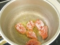 スープ鍋にマーガリンを溶かし弱火にかけます。鮭を入れて両面をじっくり焼きつけます。<br />