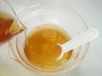 全体を常に混ぜながら、常温の紅茶をゆっくり注いでいきます。ラップをかけて冷蔵庫で2時間ほど冷やします。