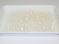 板ゼラチンは冷水に一枚ずつ入れて戻しておく。