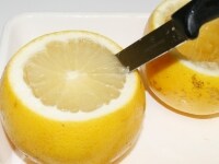 グレープフルーツの房の部分にぐるりとナイフを入れ、スプーンで身をかきだす。