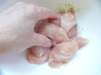 ササミはスジを取り除き、2つか3つに削ぎ切りする。ボウルに入れ、塩、コショウ、酒、生姜を手でもみ込む。<br />
