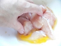 卵とごま油を混ぜ、そのまま15分ほどおく。<br />