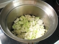 そうめんを茹でた時の湯を再沸騰させ、一口大に切ったキャベツを茹でます。2分程茹で、キャベツが透き通ってきたら引き上げて粗熱をとります。冷めたら絞ります。