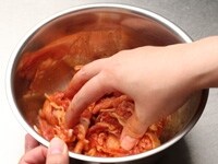 豚肉に下味をつける