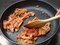 豚肉をフライパンで炒める