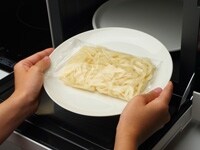 レンジ加熱したうどんを調味料で和える