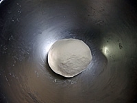 生地を作る。ボウルに強力粉、薄力粉を入れて混ぜる。中央に穴を開け、砂糖、ドライイーストを入れる。ぬるま湯を少し入れてドライイーストと砂糖を溶かす。<br />
残りのぬるま湯に塩を入れて溶かし、生地に加える。オリーブオイルも入れ、なめらかになるまで15分ほど練る。ボウルにオリーブオイル（分量外）を少し塗り、丸めた生地を置いてラップをして25℃くらいの室温に置いて2倍くらいの大きさになるまで発酵させる。<br />
&nbsp;