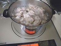 鍋に水と青ネギの先、しょうがを入れ沸騰させます。バラ肉をさっと茹でザルにあげ、水気を切ります。ゆで汁を少し取り分けておきます。<br />