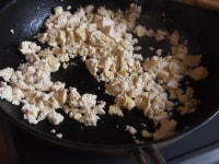 &nbsp;フライパンにサラダ油少々と豆腐を入れ、木べらでくずしながらポロポロになるまで炒める。