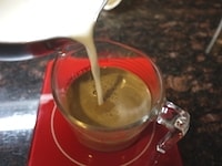 ミルク液から100ml取り、あらかじめ取っておいたコーヒー液と混ぜます。