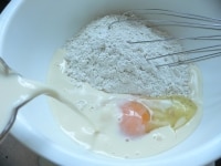 パンケーキミックスに卵と豆乳（又は牛乳）を混ぜて生地を作る。<br />